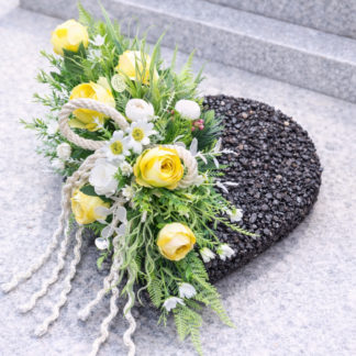 Smútočné srdce na hrob so žltými ružami a zeleňou