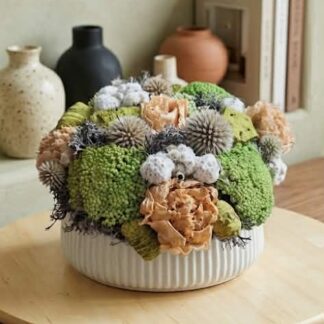Zelený aranžmán zo sušených kvetov v bielej keramickej nádobe